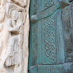 Particolare del portale della Cattedrale romanica di Trani