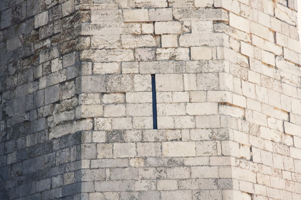Torre con feritoia di Castel del Monte. <span>Foto Alessandro Bove</span>
